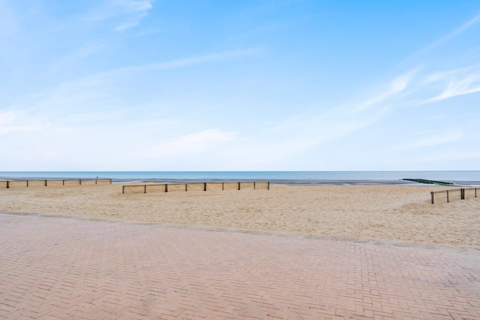 Refurbished comfortable app 1min from the sea Apartment in Koksijde
