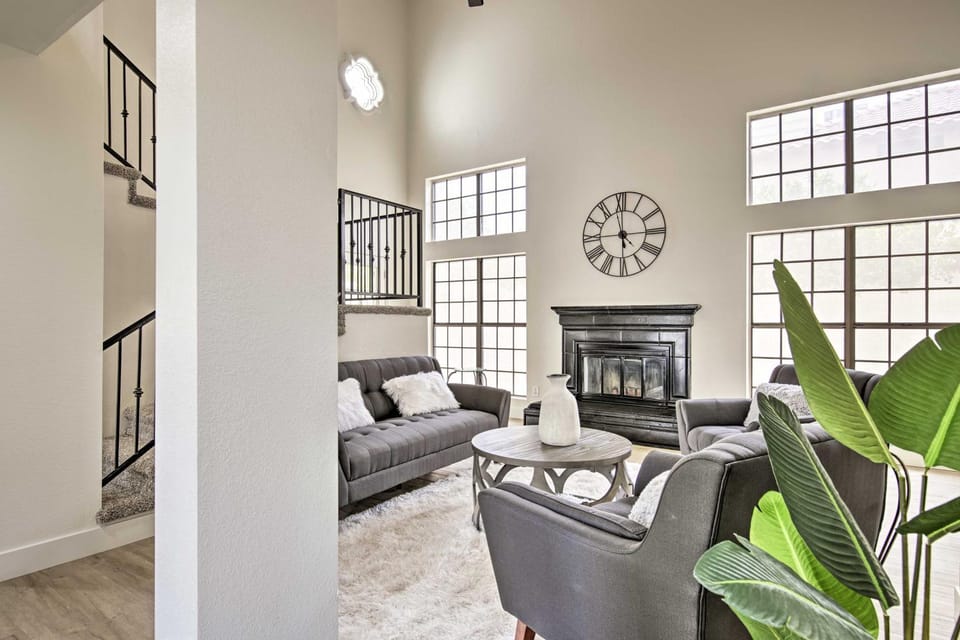 Hot Tub! Family-Friendly Home, 8 Mi to Westgate House in Glendale