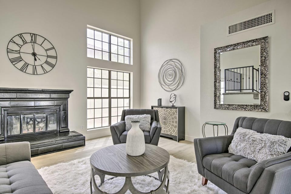 Hot Tub! Family-Friendly Home, 8 Mi to Westgate House in Glendale