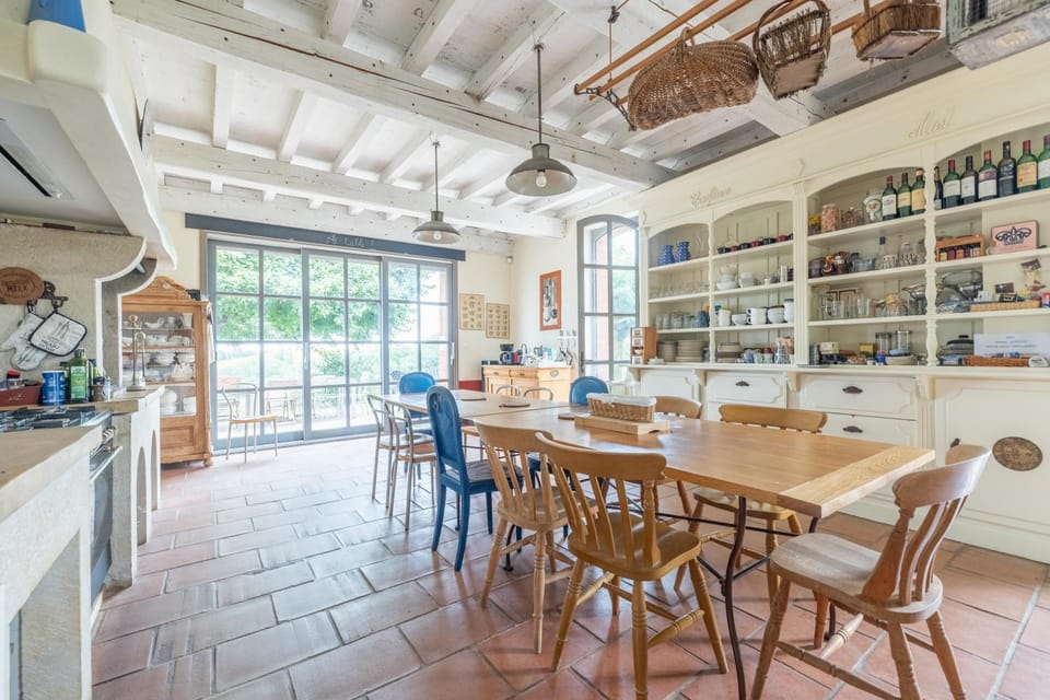Kitchen or kitchenette, Dining area