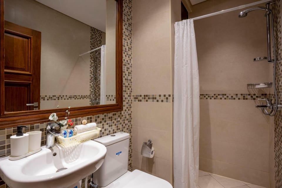 Shower, Toilet, Bathroom, towels