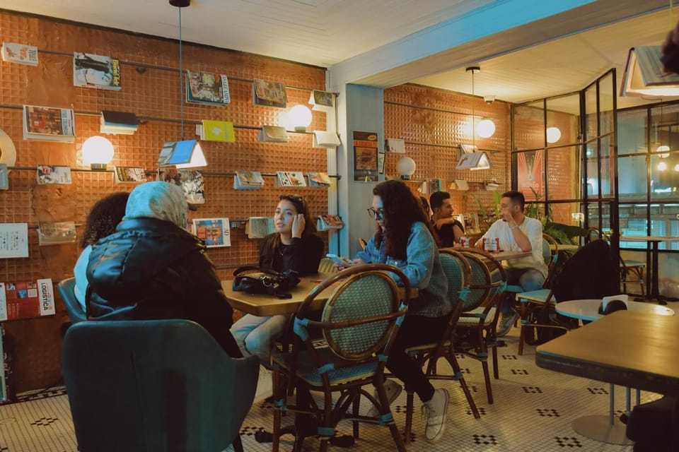 Restaurant/places to eat, People, Living room, Seating area, group of guests