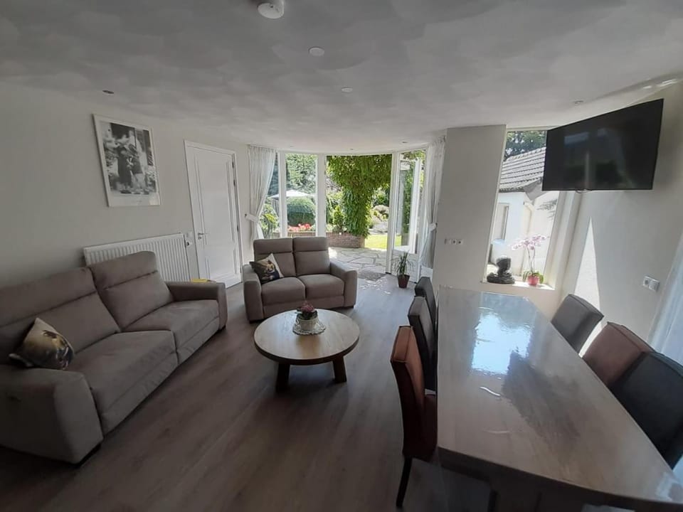 Living room, Seating area, Dining area, Food