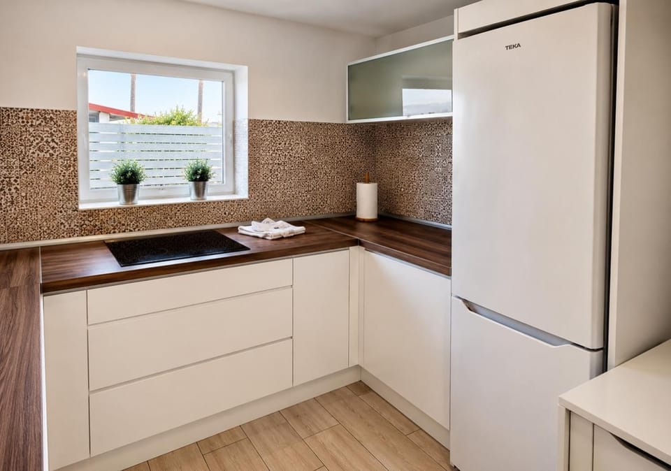 Coffee/tea facilities, Kitchen or kitchenette, dishwasher, oven, stove
