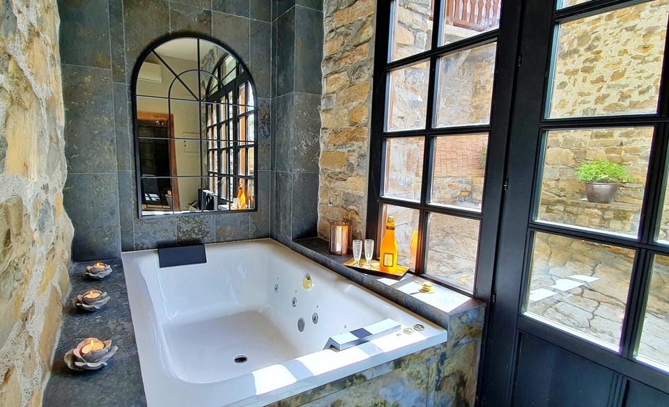 Hot Tub, Bathroom