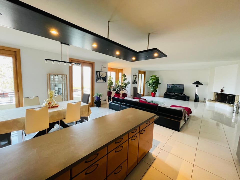 Magnifique T3 spacieux de 150 m carrés Vue Lac Léman Apartment in Évian-les-Bains