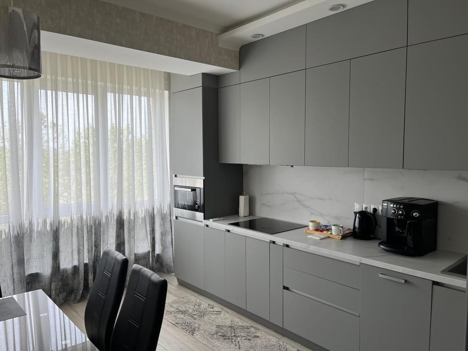Coffee/tea facilities, Kitchen or kitchenette, Living room, minibar
