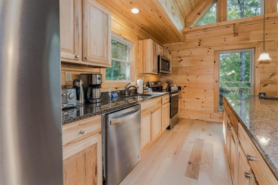 Hideaway Cabin · Hideaway Cabin in Cedar Mountain Cabin in North Carolina
