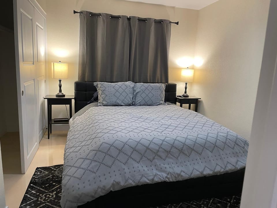 Newly Remodeled Family Friendly 3B/2B House House in Henderson