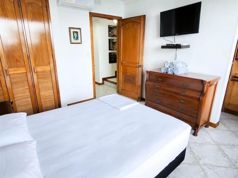Bed, TV and multimedia, Bedroom, Sunrise