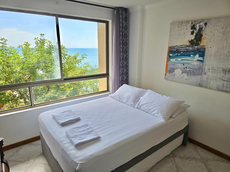 Bed, Photo of the whole room, Decorative detail, Guests, Sea view, furniture, internet, air conditioner