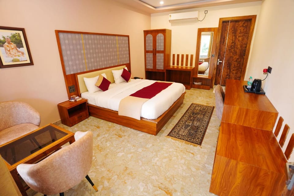 Bed, Photo of the whole room, Bedroom, wardrobe, air conditioner