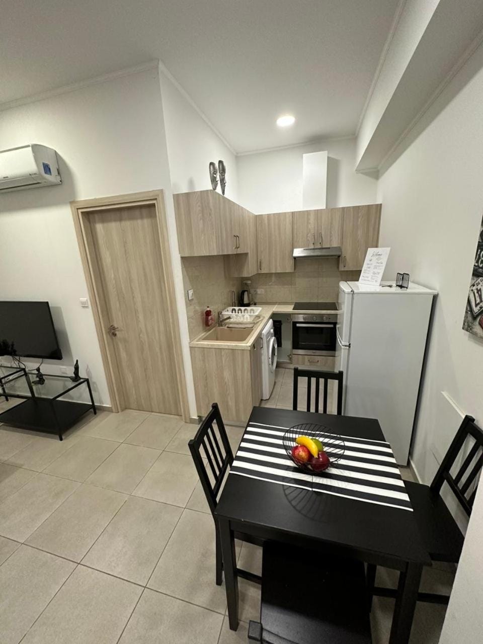 Kitchen or kitchenette, Dining area, oven