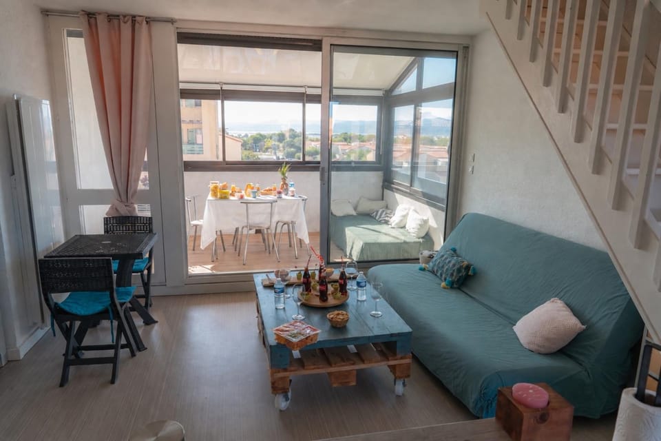 View (from property/room), Balcony/Terrace, Living room, Seating area, Dining area