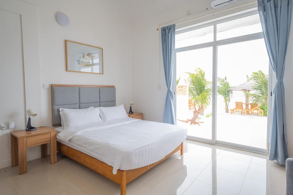 Bed, Photo of the whole room, Bedroom, Sunset