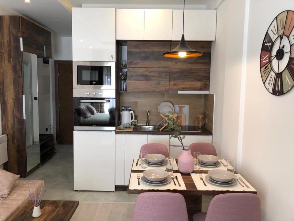 Kitchen or kitchenette, Seating area