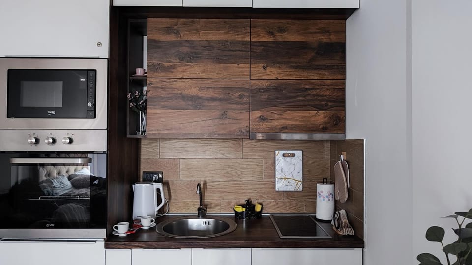 Coffee/tea facilities, oven, stove