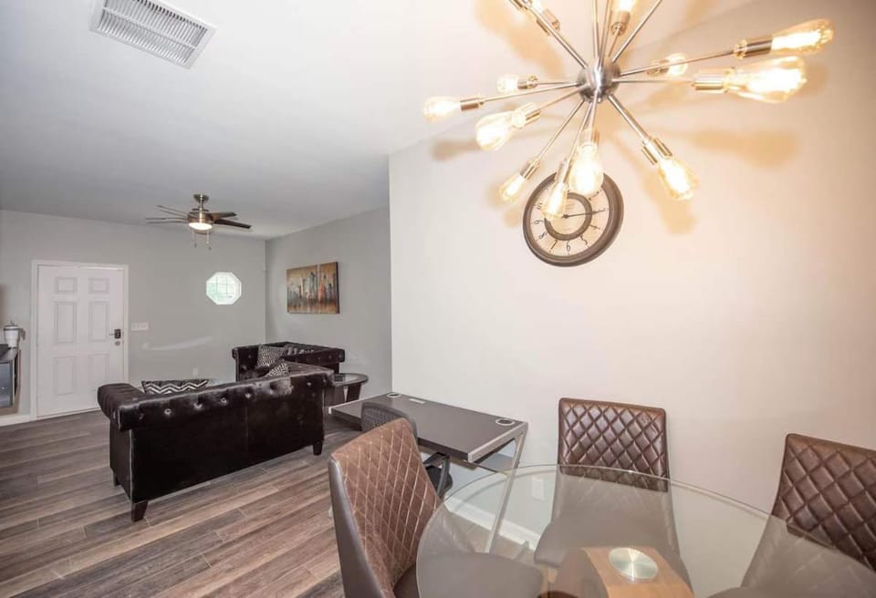 Basic 4 bedrooms with 6 beds 15 min from downtown sleeps 9 for Work crews and Large groups Apartment in East Point