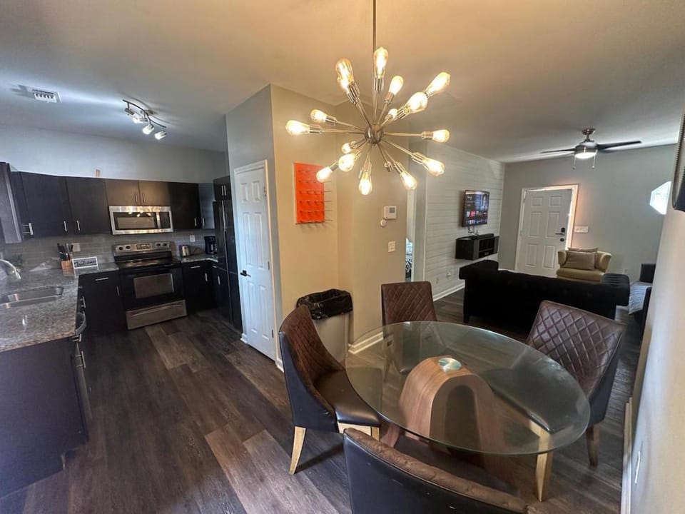 Basic 4 bedrooms with 6 beds 15 min from downtown sleeps 9 for Work crews and Large groups Apartment in East Point