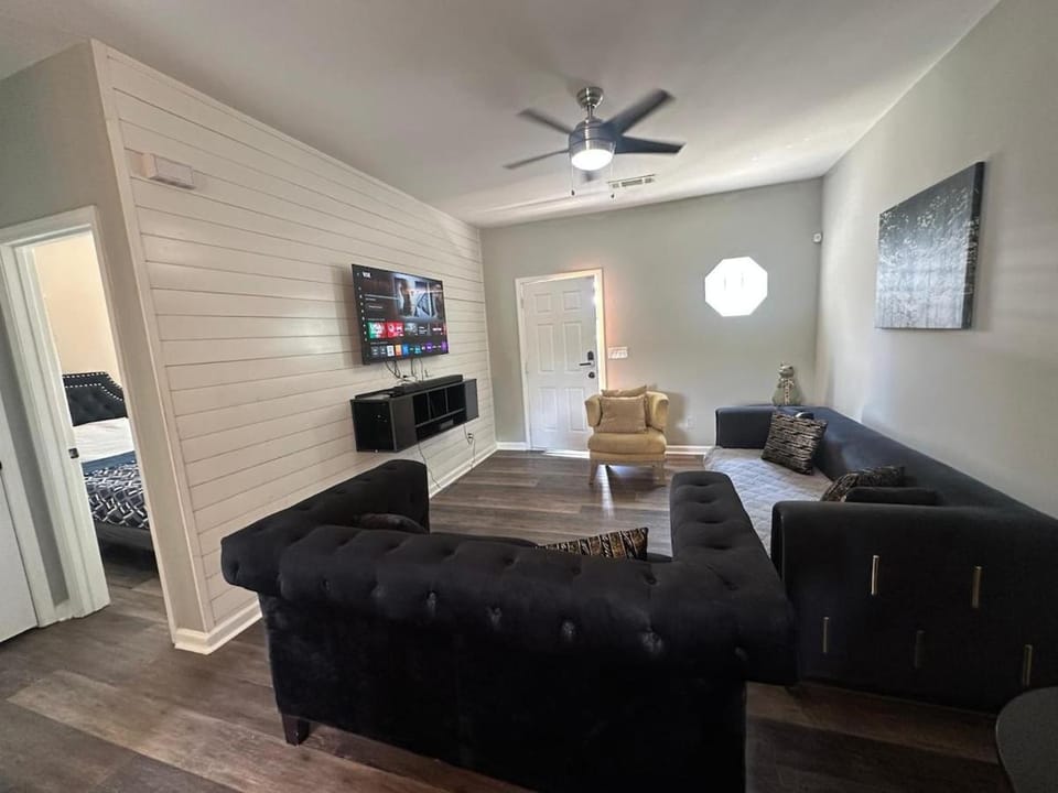 Basic 4 bedrooms with 6 beds 15 min from downtown sleeps 9 for Work crews and Large groups Apartment in East Point