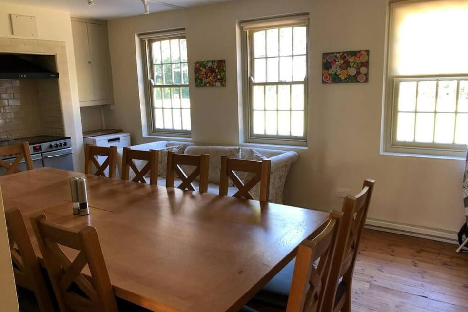Dining area, pet friendly, stove, kitchen