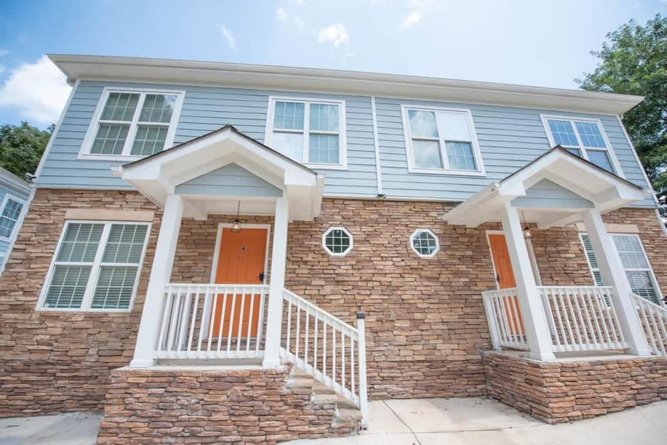 Basic 4 bedrooms with 7 beds 15 min from downtown sleeps 9 for Work crews and Large groups House in East Point