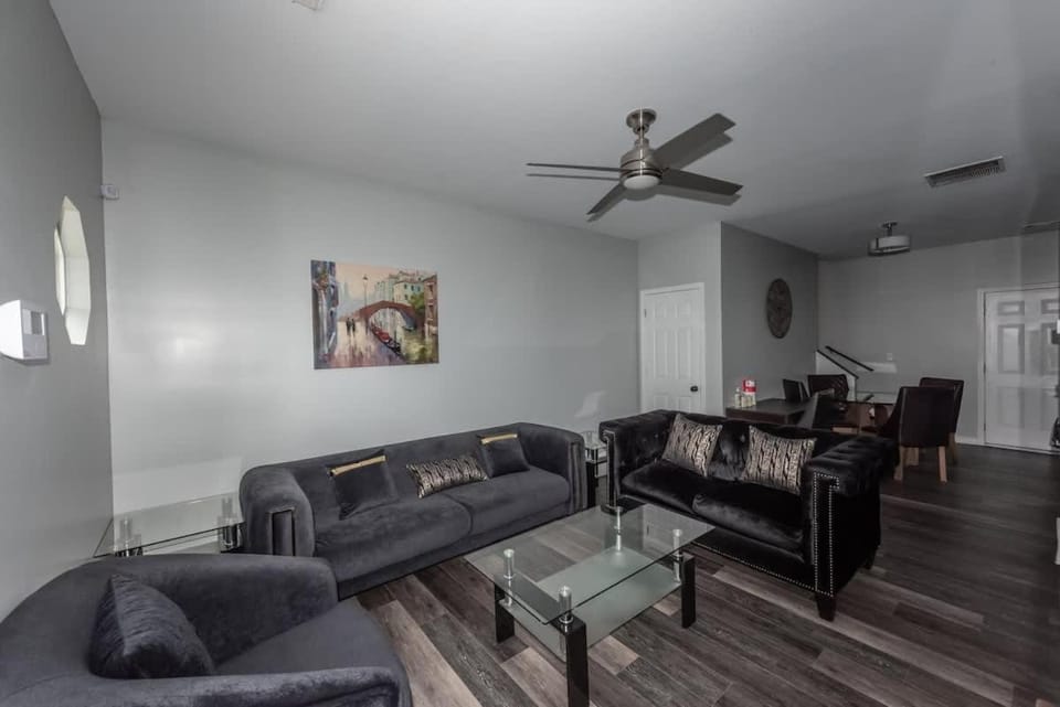 Basic 4 bedrooms with 7 beds 15 min from downtown sleeps 9 for Work crews and Large groups House in East Point