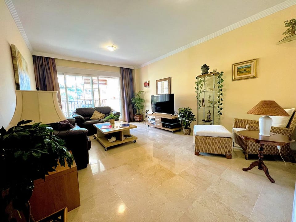 Beautiful apartment with pools, playground and paddle tennis - Family friendly and near Vithas Hospital - Free parking in garage Apartment in Benalmadena