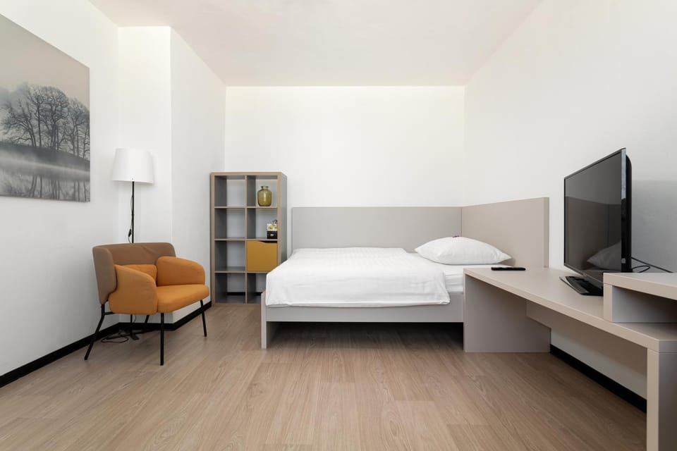 Bed, TV and multimedia, Living room, Photo of the whole room, Seating area, Bedroom, Area and facilities, hair dresser