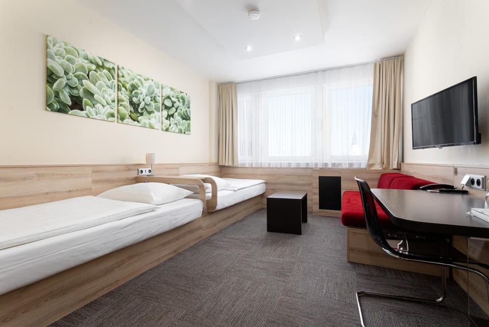 Bed, TV and multimedia, Photo of the whole room, Seating area, Bedroom, hair dresser