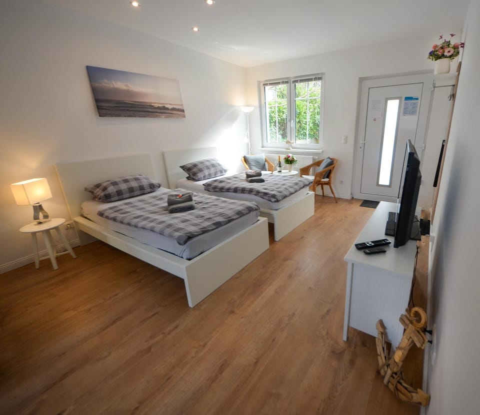 TV and multimedia, Living room, Seating area, Bedroom