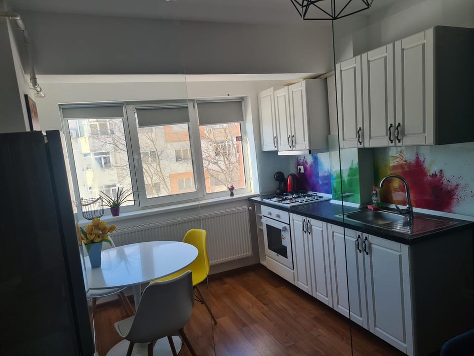 Kitchen or kitchenette, Dining area, oven