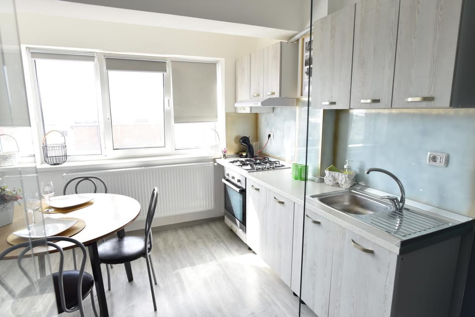 Dining area, pet friendly, stove, kitchen