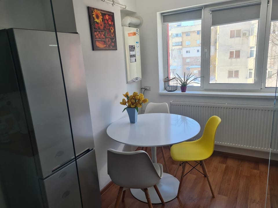 Kitchen or kitchenette, Dining area, oven