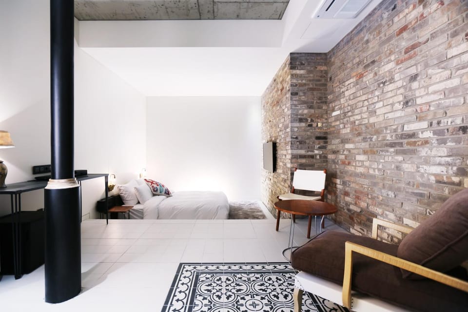 Bed, Seating area