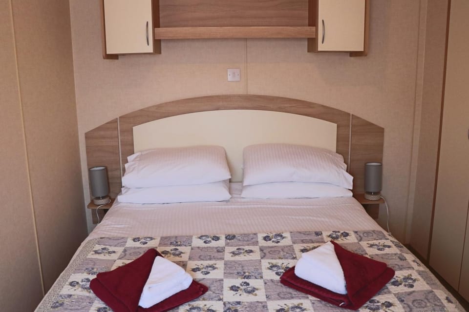 Palm 1 Park Home With Hot Tub House in Swanage