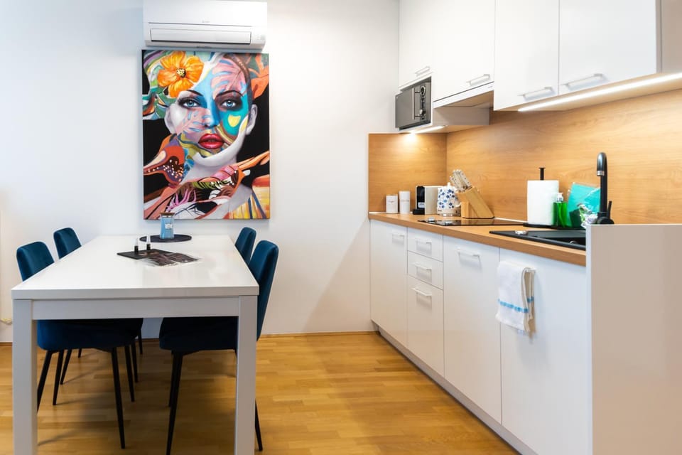 Kitchen or kitchenette, Dining area, Communal kitchen, dishwasher, minibar, stove