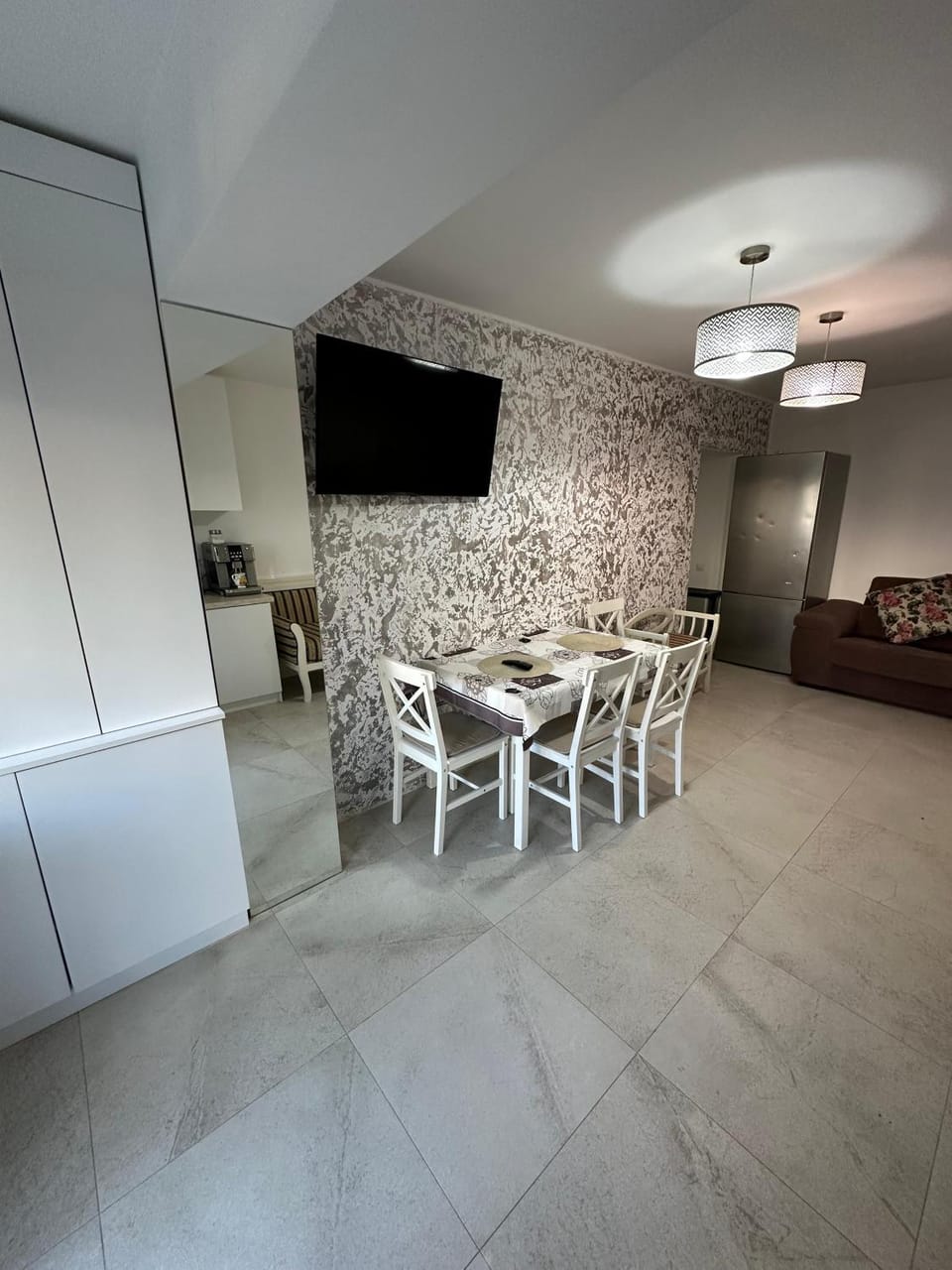 TV and multimedia, Seating area, Dining area