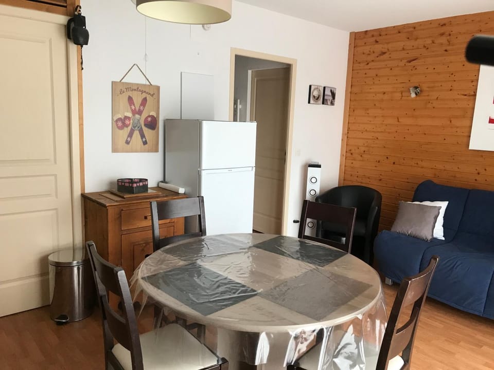 Property building, Kitchen or kitchenette, Living room, Seating area, Dining area
