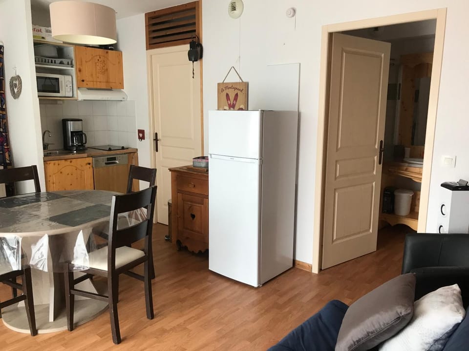 Property building, Kitchen or kitchenette, Dining area