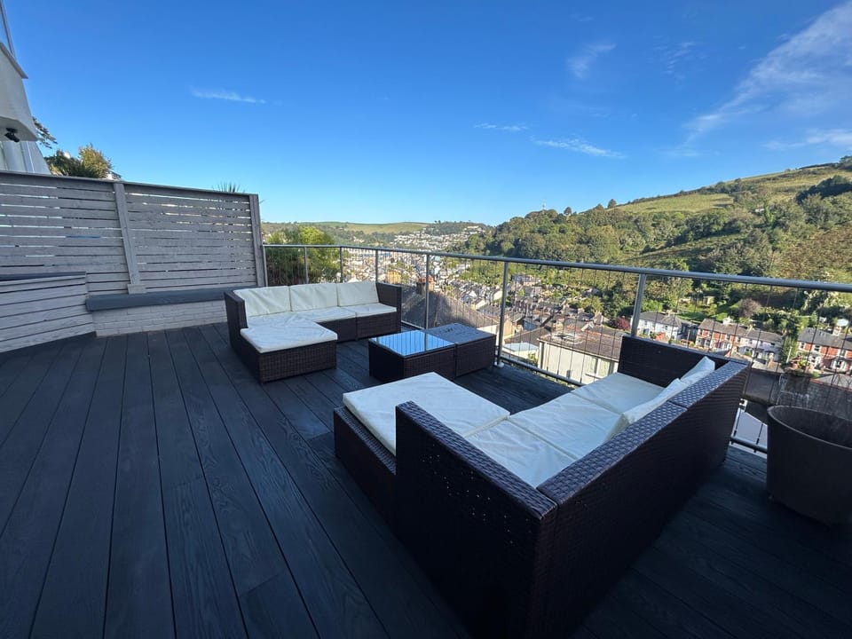 Property building, Natural landscape, View (from property/room), Balcony/Terrace, Seating area, City view, Mountain view, Sea view