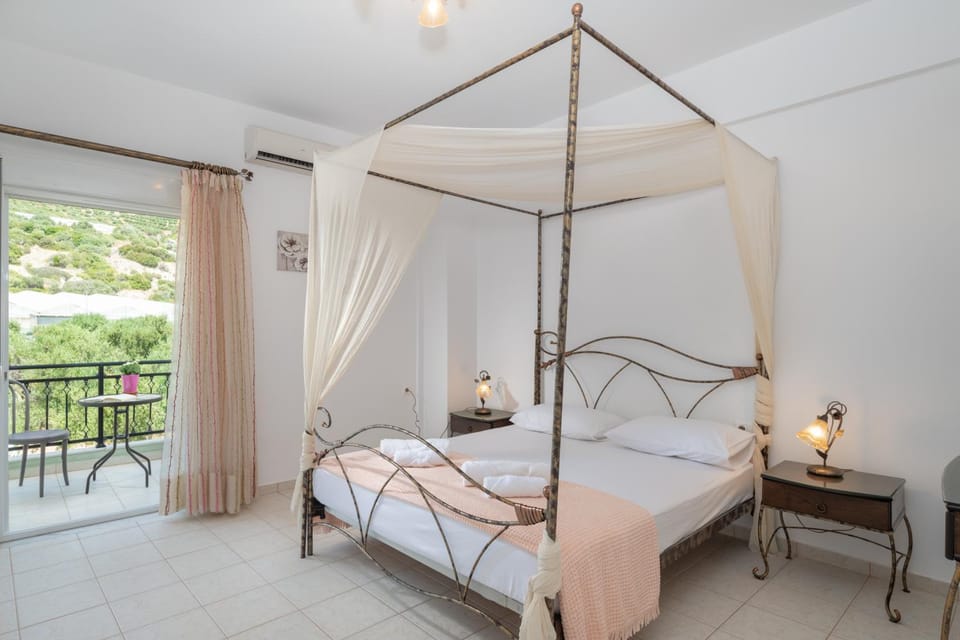 Bed, Balcony/Terrace, Photo of the whole room, Bedroom, Garden view, Mountain view