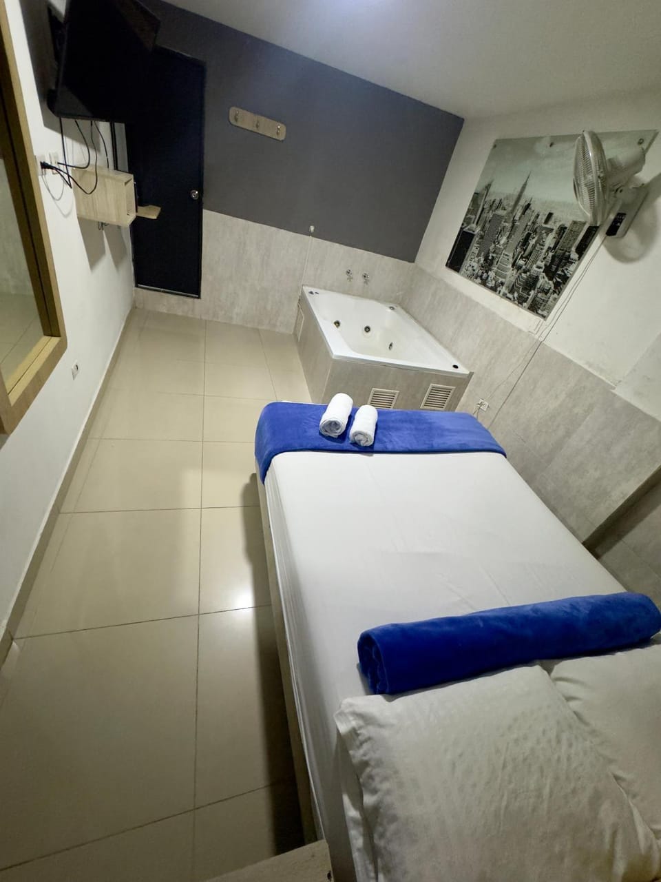 Bed, Bathroom, Photo of the whole room, Bedroom, Bath, towels