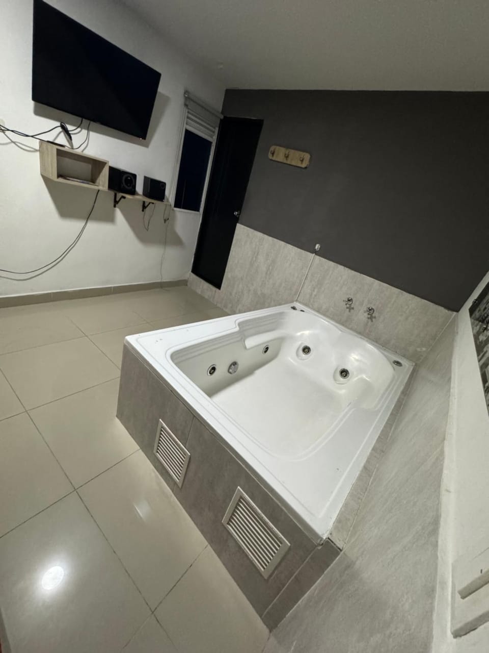 Hot Tub, Bathroom, TV and multimedia, Bath