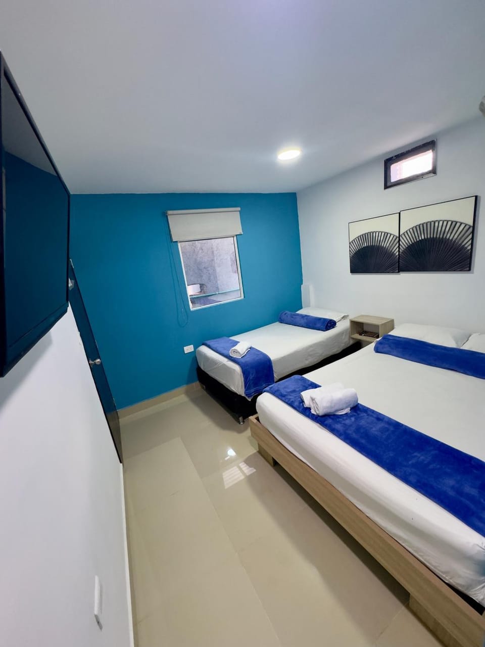Bed, TV and multimedia, Photo of the whole room, Bedroom