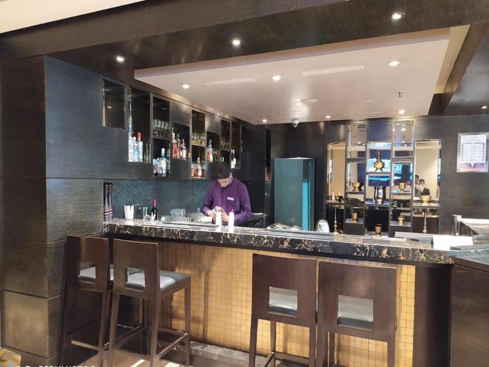 Restaurant/places to eat, Lounge or bar, Area and facilities, Breakfast