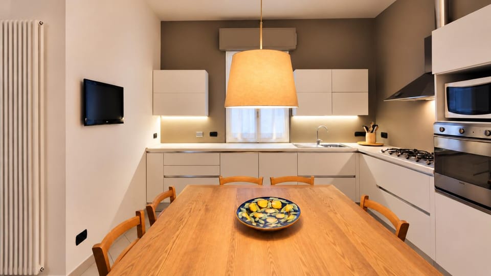 Dining area, Breakfast, Lunch, stove, kitchen