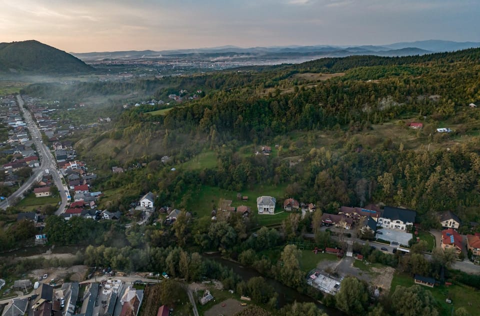 Property building, Nearby landmark, Day, Neighbourhood, Natural landscape, Bird's eye view, City view, Mountain view, Street view