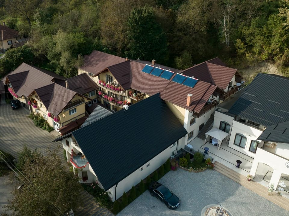Property building, Day, Neighbourhood, Bird's eye view, View (from property/room), Street view, Parking