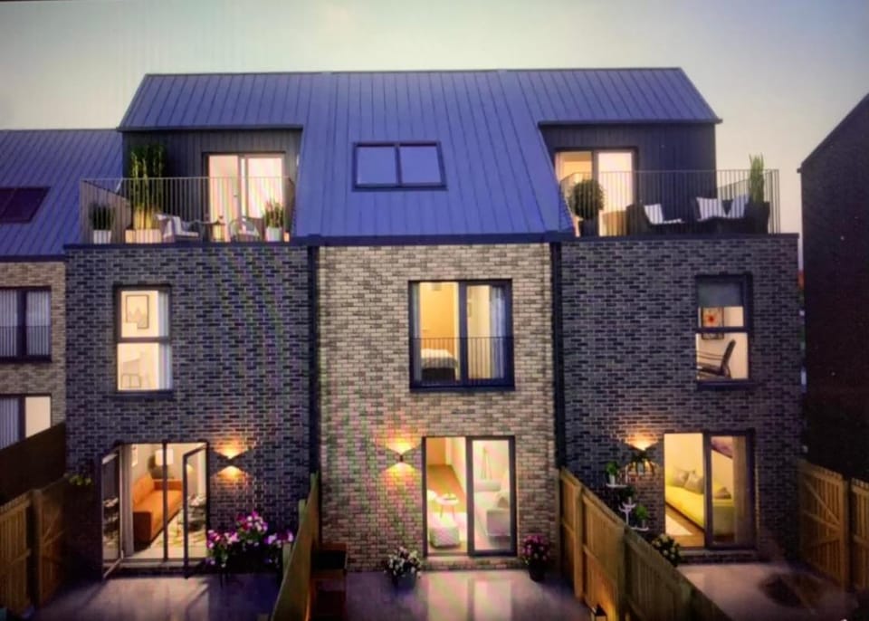 Glasgow City Central Executive Triplex House, 3 Bedroom 3 Bathrooms 1 living room Kitchen - Huge Terrace for Master Bedroom - Private E Parking LEZ Congestion Zone Free - Garden - 5 mins drive to City Centre Central Station House in Glasgow